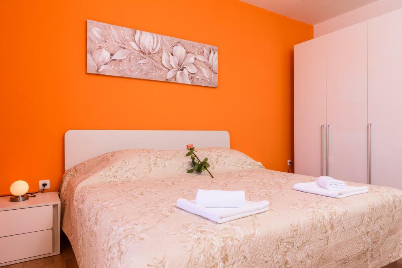 Accommodation Mamut Trogir Exteriör bild